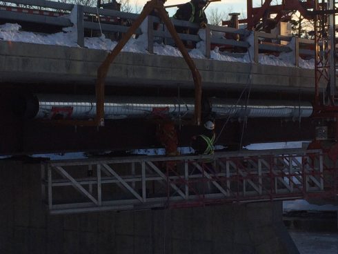 Installation tuyau préisolé sous pont - Système Urtech